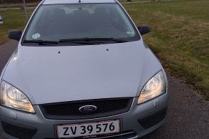 Grå Ford Focus fra 2005