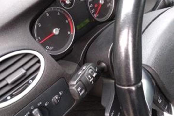 Grå Ford Focus fra 2005