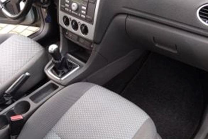 Grå Ford Focus fra 2005