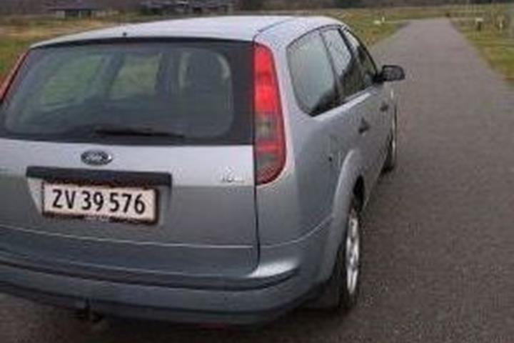 Grå Ford Focus fra 2005