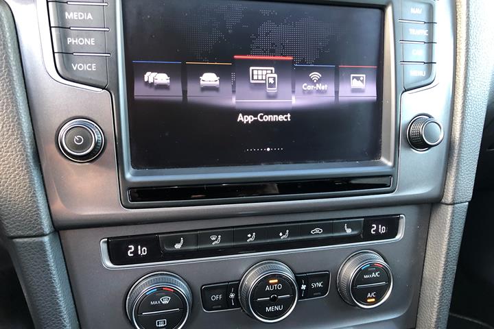 Blå VW Golf VII fra 2015