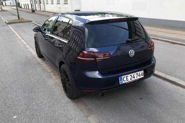 Blå VW Golf VII fra 2015