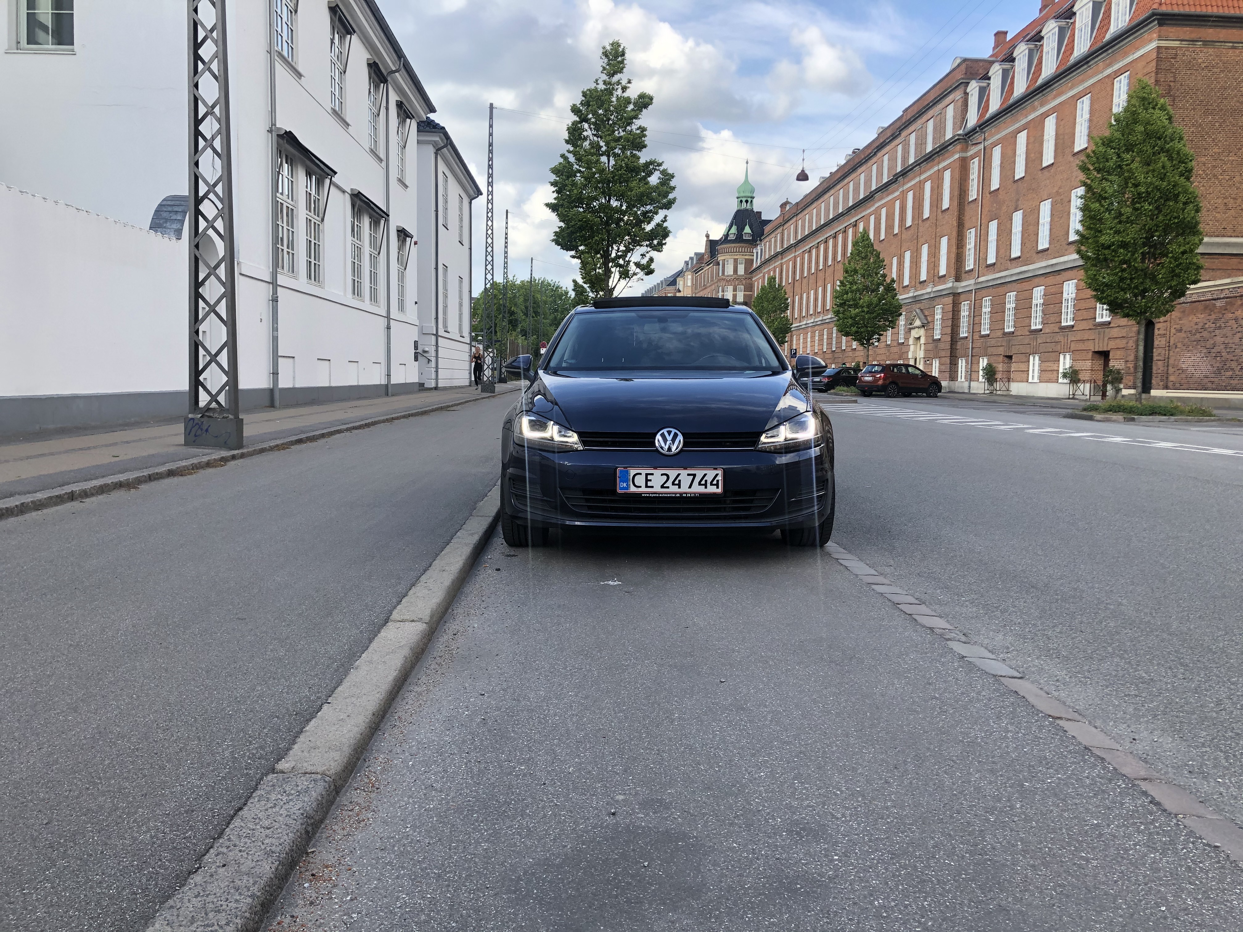 Blå VW Golf VII fra 2015