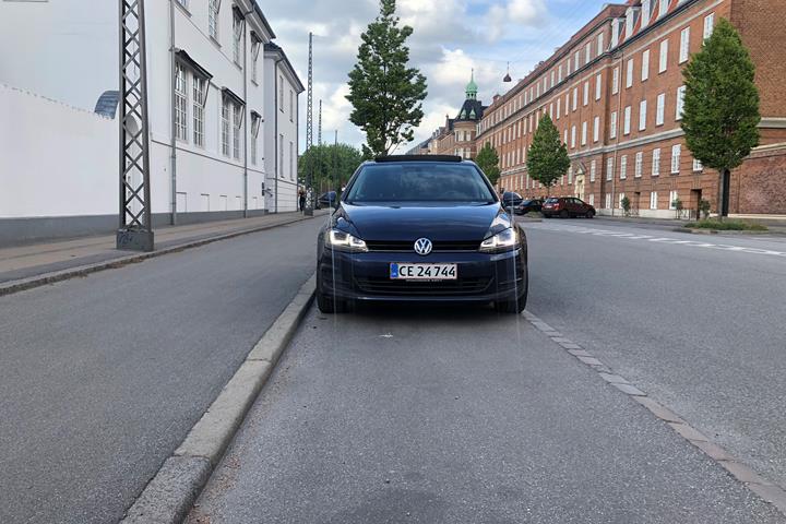 Blå VW Golf VII fra 2015