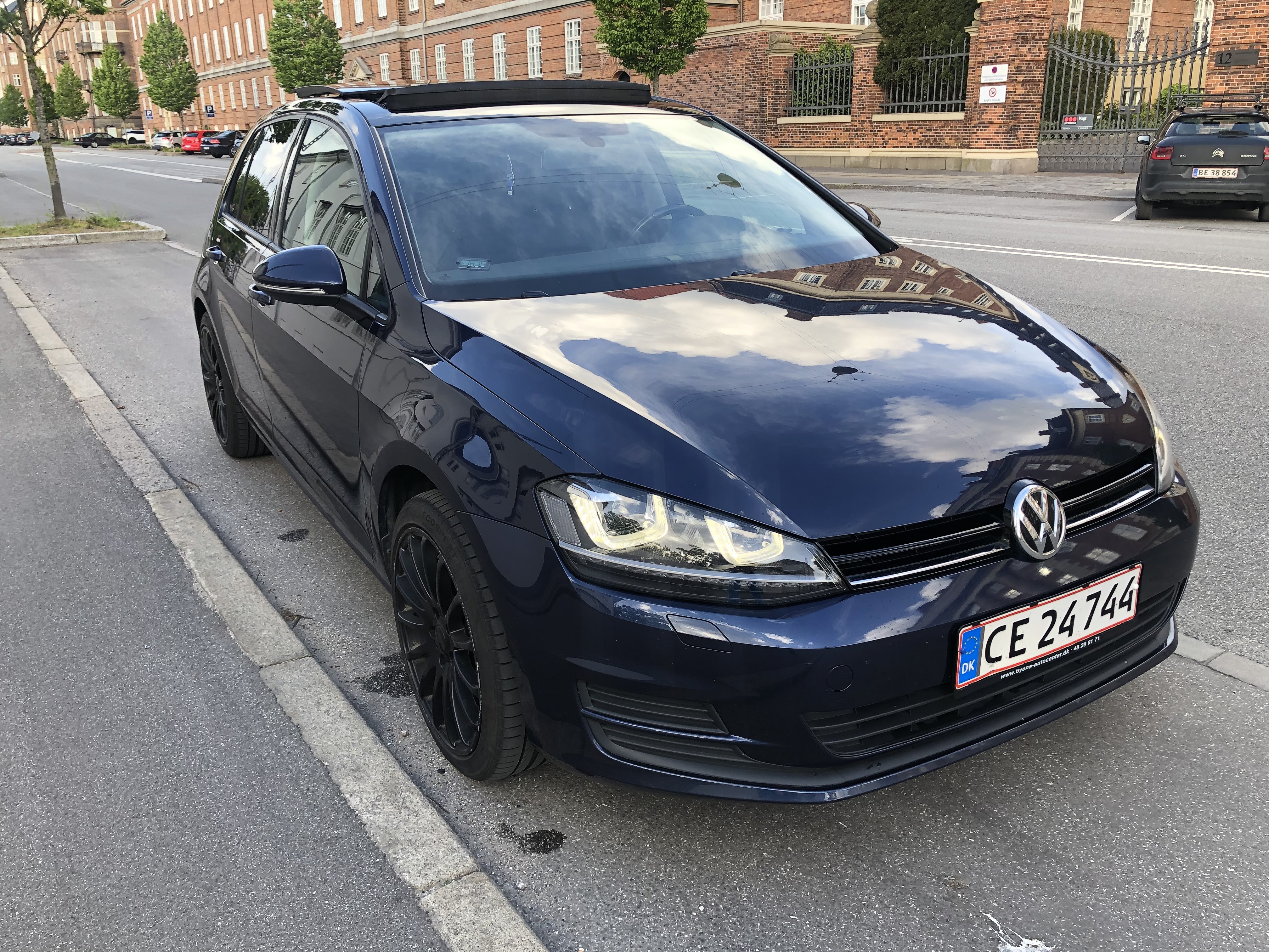 Blå VW Golf VII fra 2015