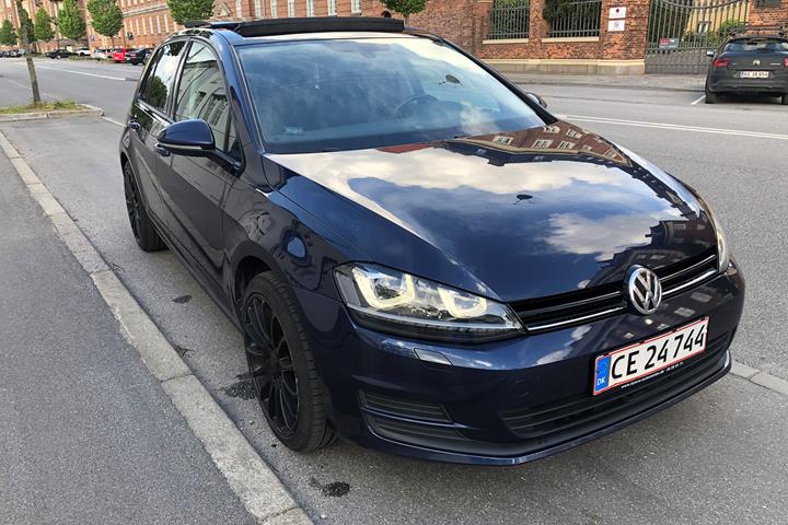 Blå VW Golf VII fra 2015