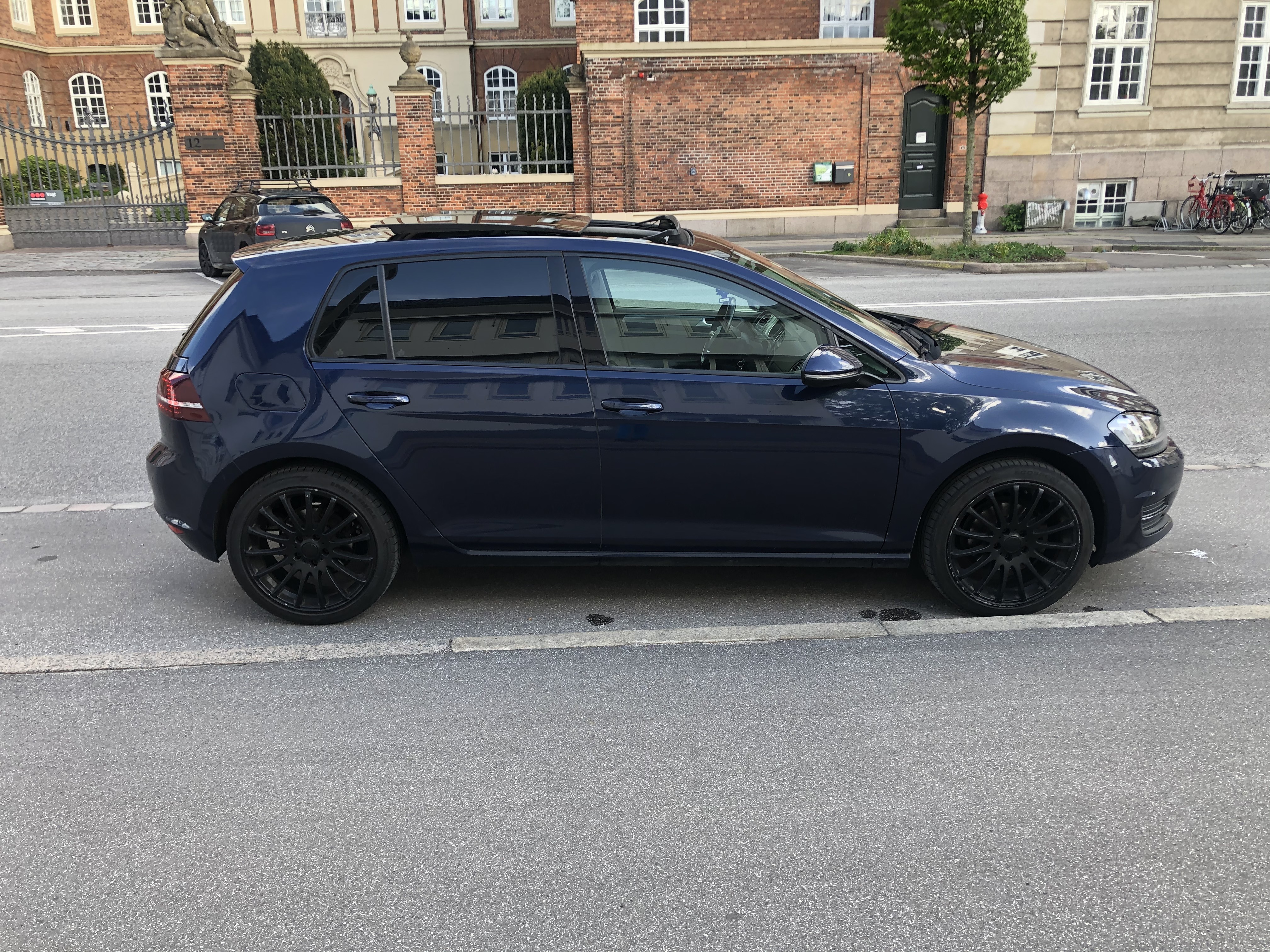 Blå VW Golf VII fra 2015