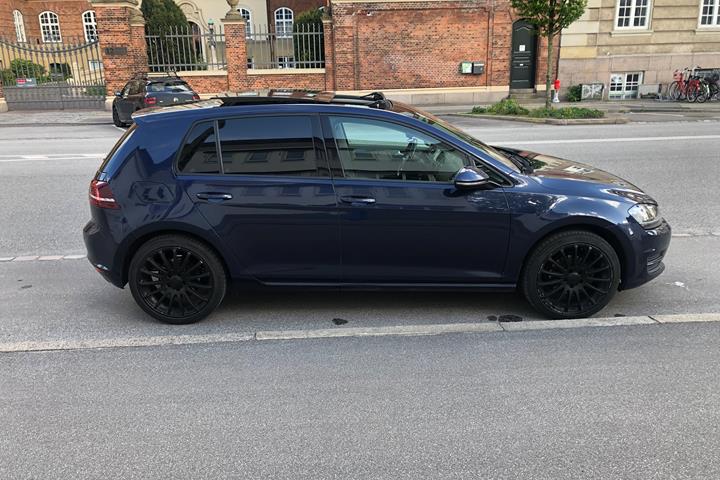 Blå VW Golf VII fra 2015