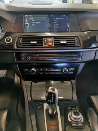 Blå BMW 518 fra 2010