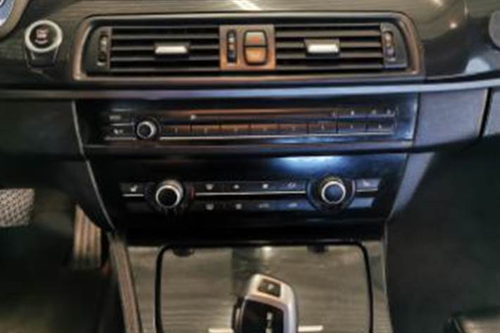 Blå BMW 518 fra 2010