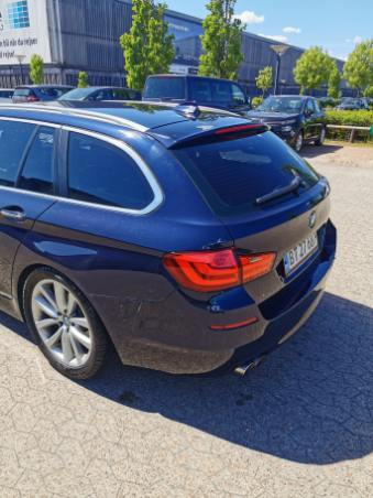 Blå BMW 518 fra 2010