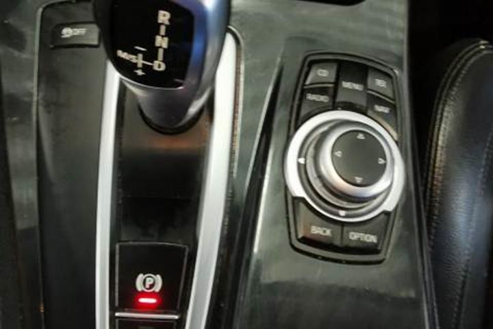 Blå BMW 518 fra 2010