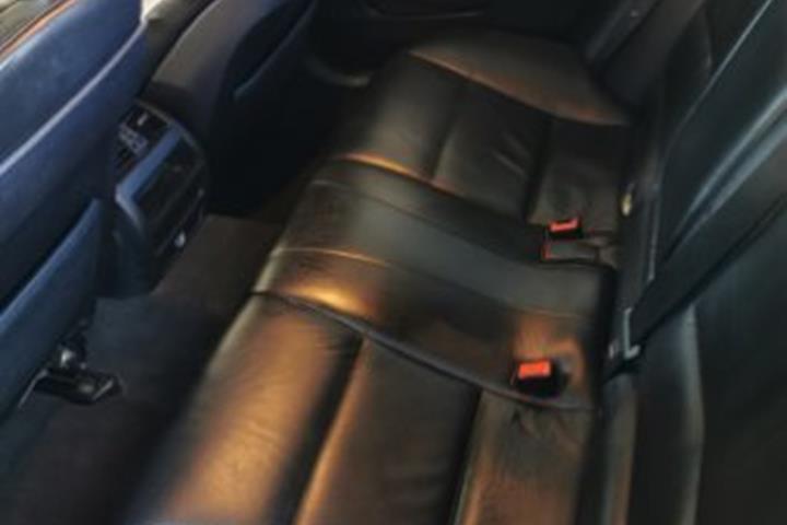 Blå BMW 518 fra 2010