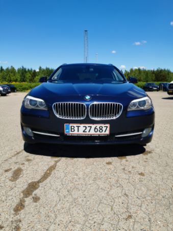Blå BMW 518 fra 2010
