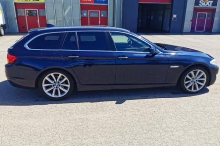 Blå BMW 518 fra 2010