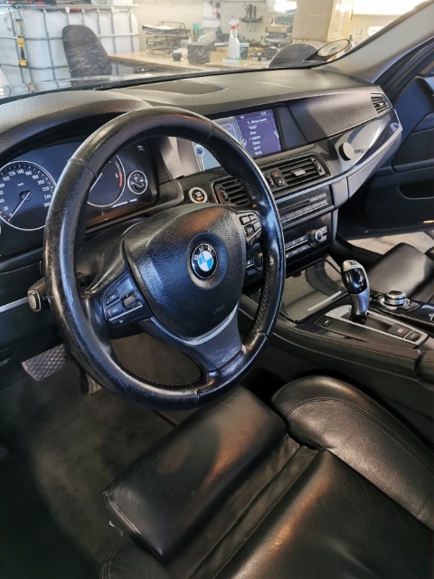 Blå BMW 518 fra 2010