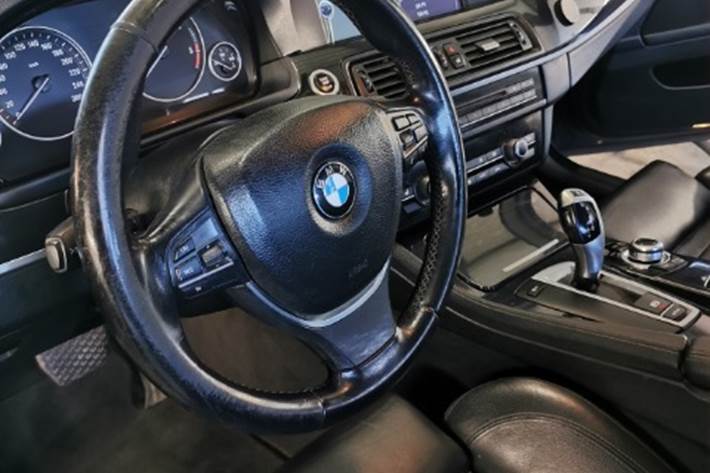 Blå BMW 518 fra 2010