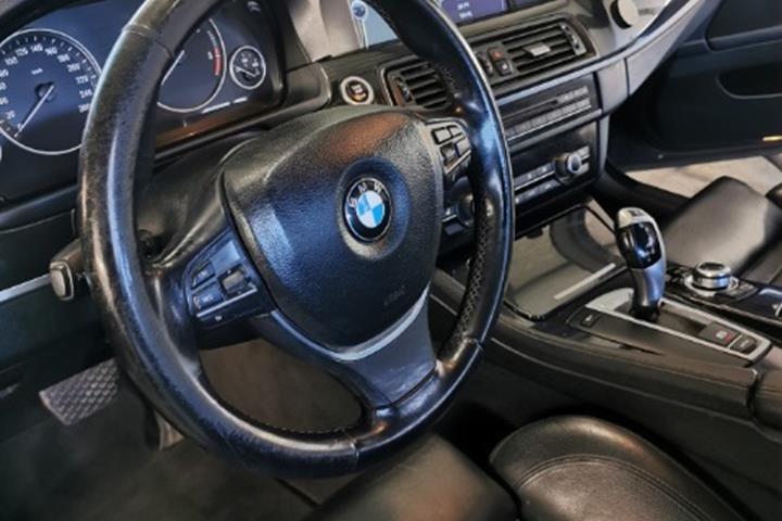 Blå BMW 518 fra 2010