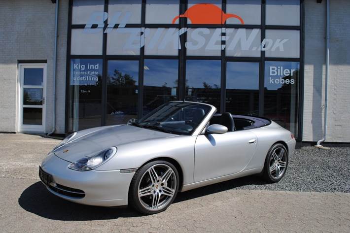 Grå Porsche 911 Carrera 4 fra 1998