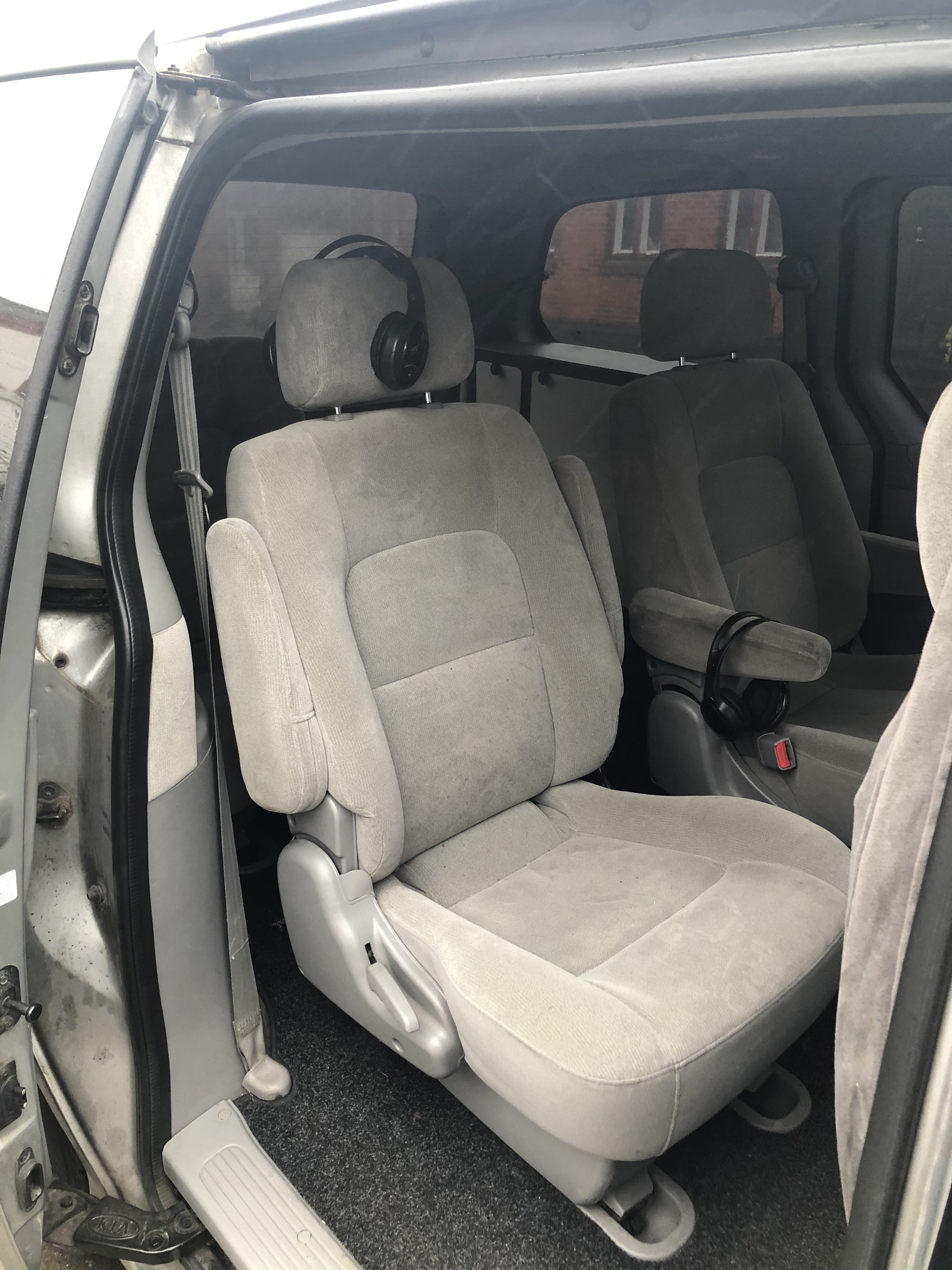 Sølv Kia Carnival fra 2005