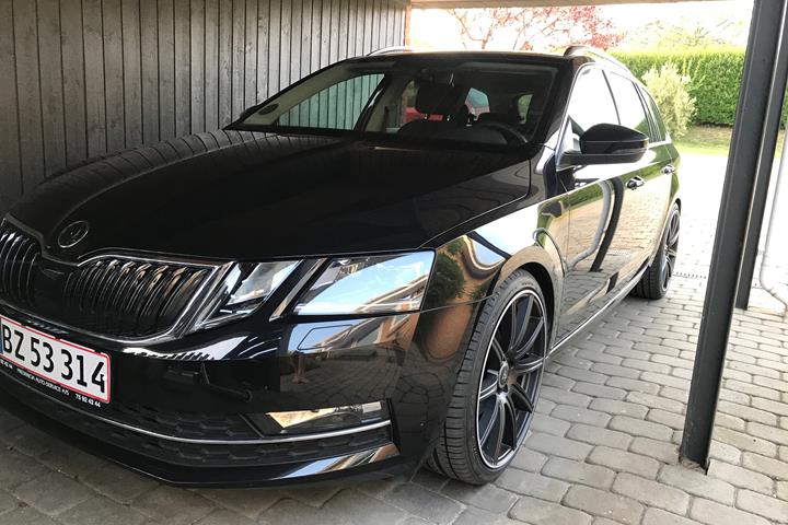 Sort Skoda Octavia fra 2018