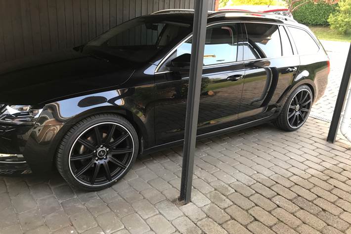 Sort Skoda Octavia fra 2018