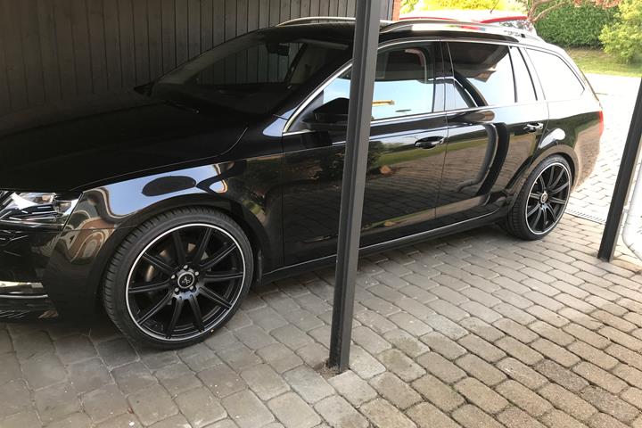 Sort Skoda Octavia fra 2018