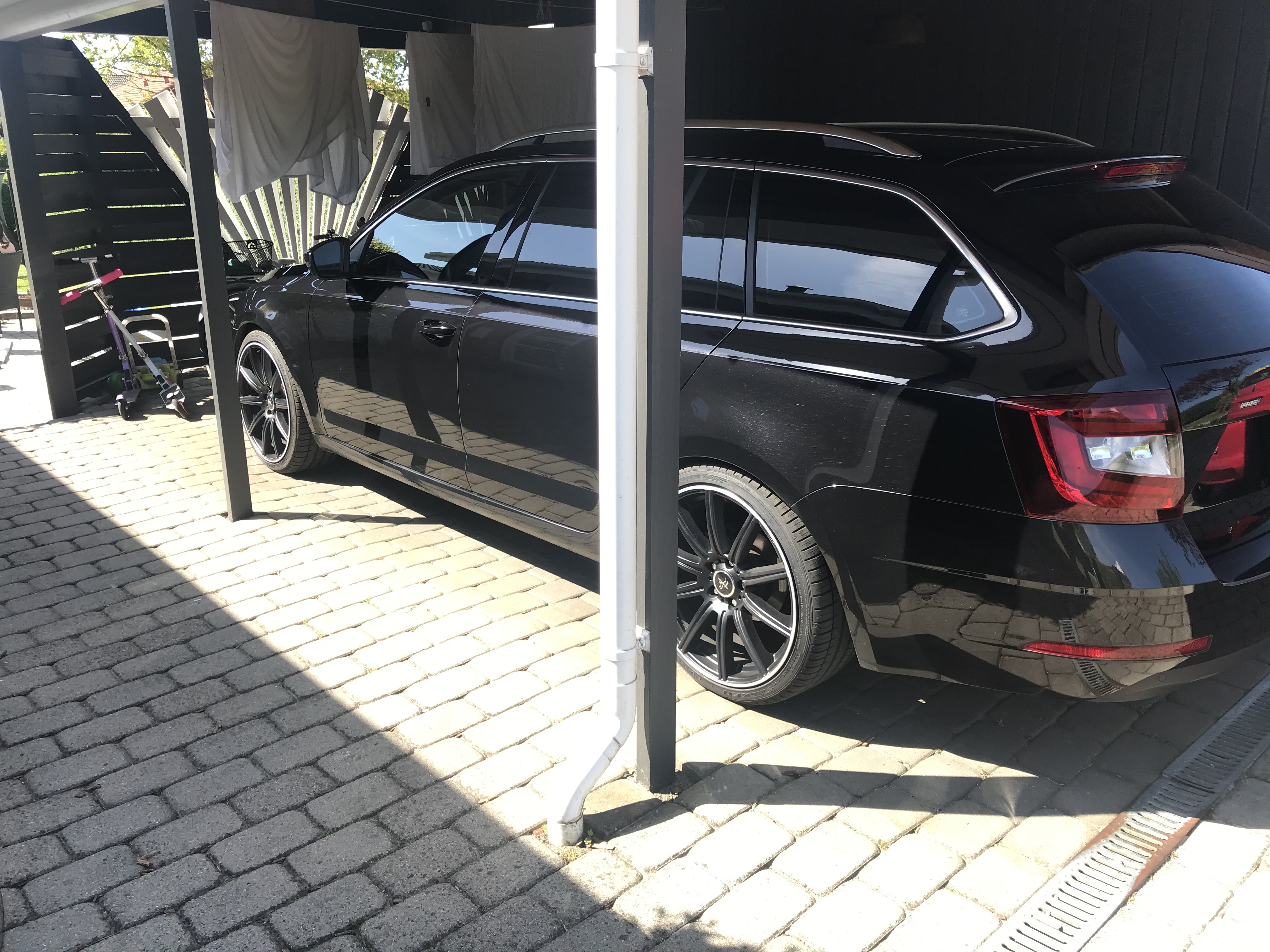Sort Skoda Octavia fra 2018