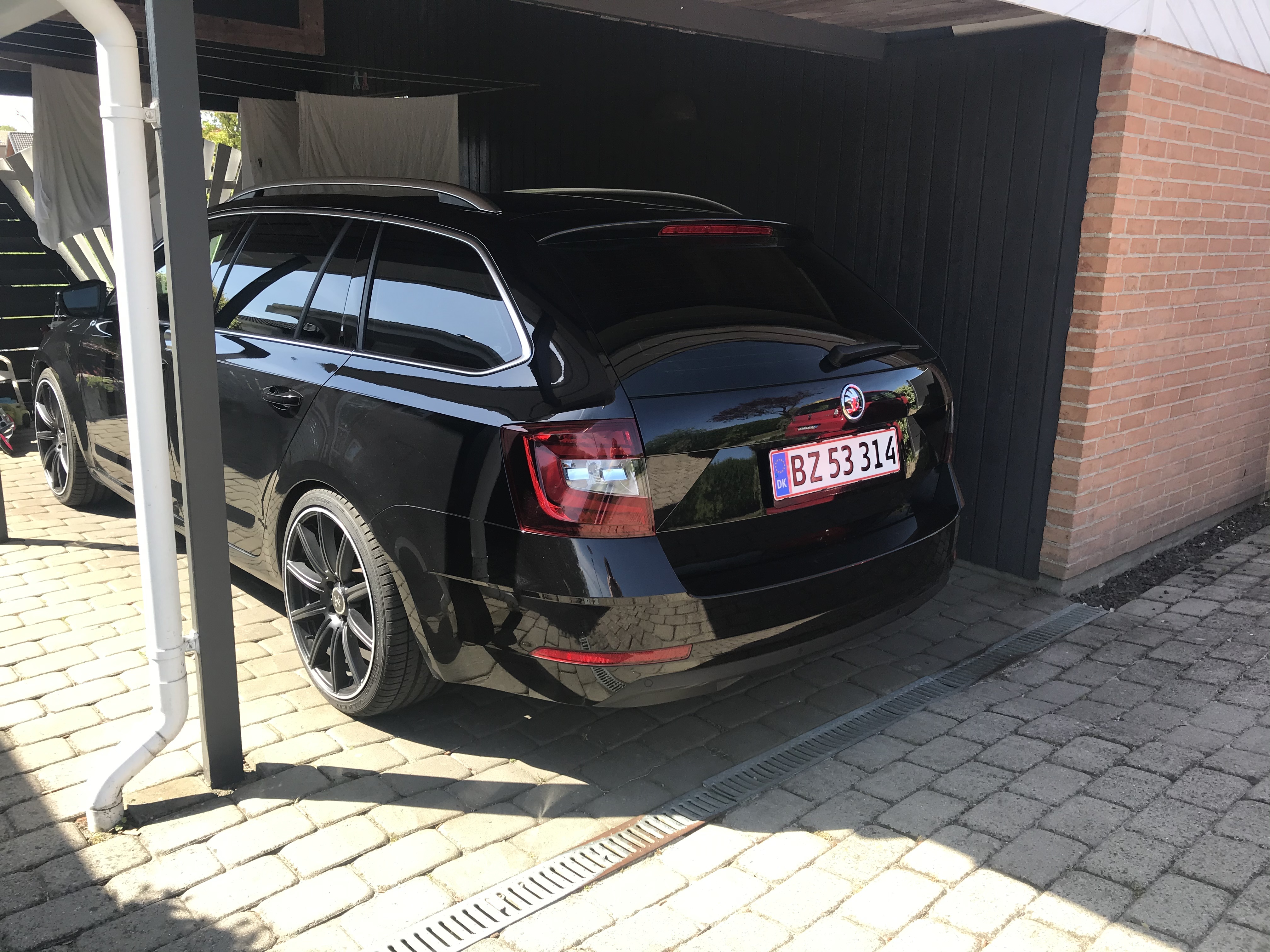 Sort Skoda Octavia fra 2018
