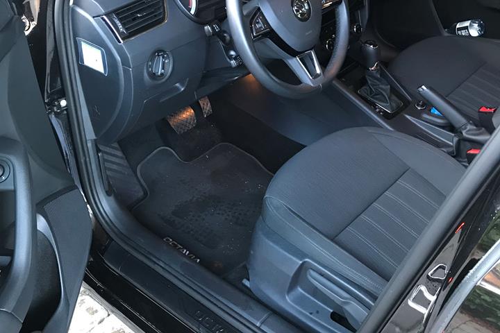 Sort Skoda Octavia fra 2018