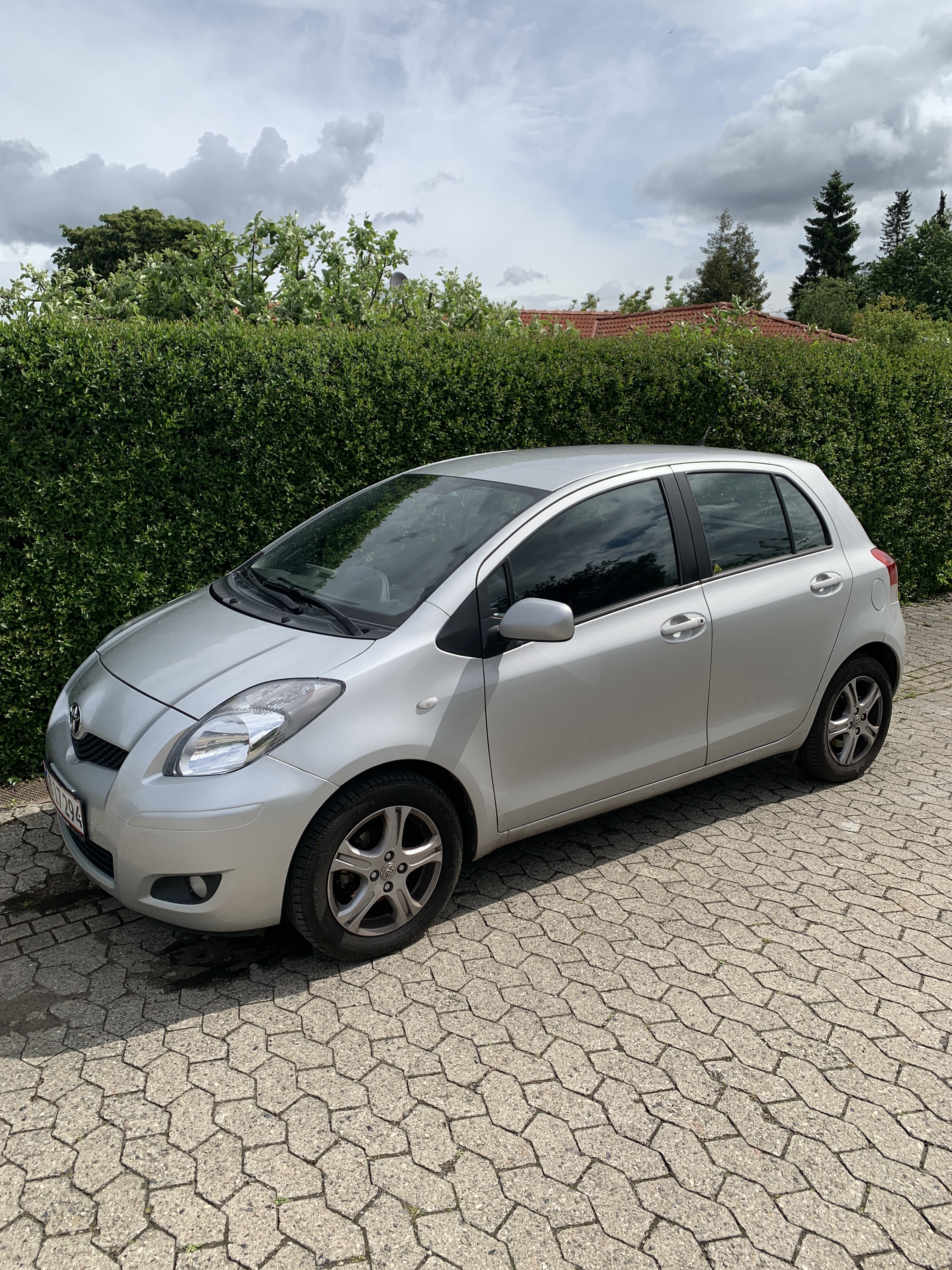 Sølv Toyota Yaris fra 2011