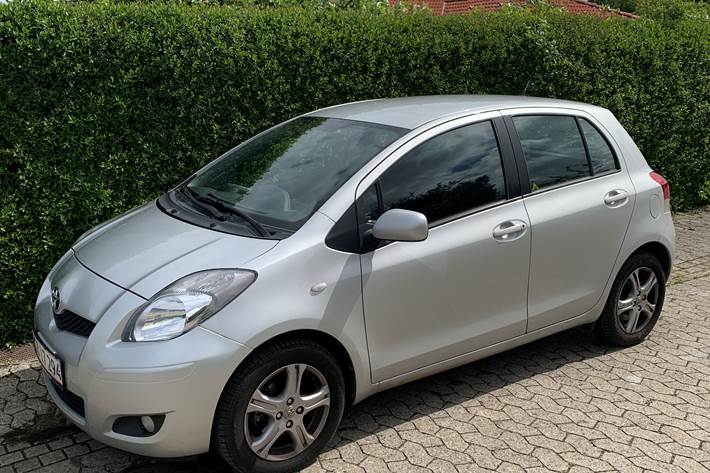 Sølv Toyota Yaris fra 2011