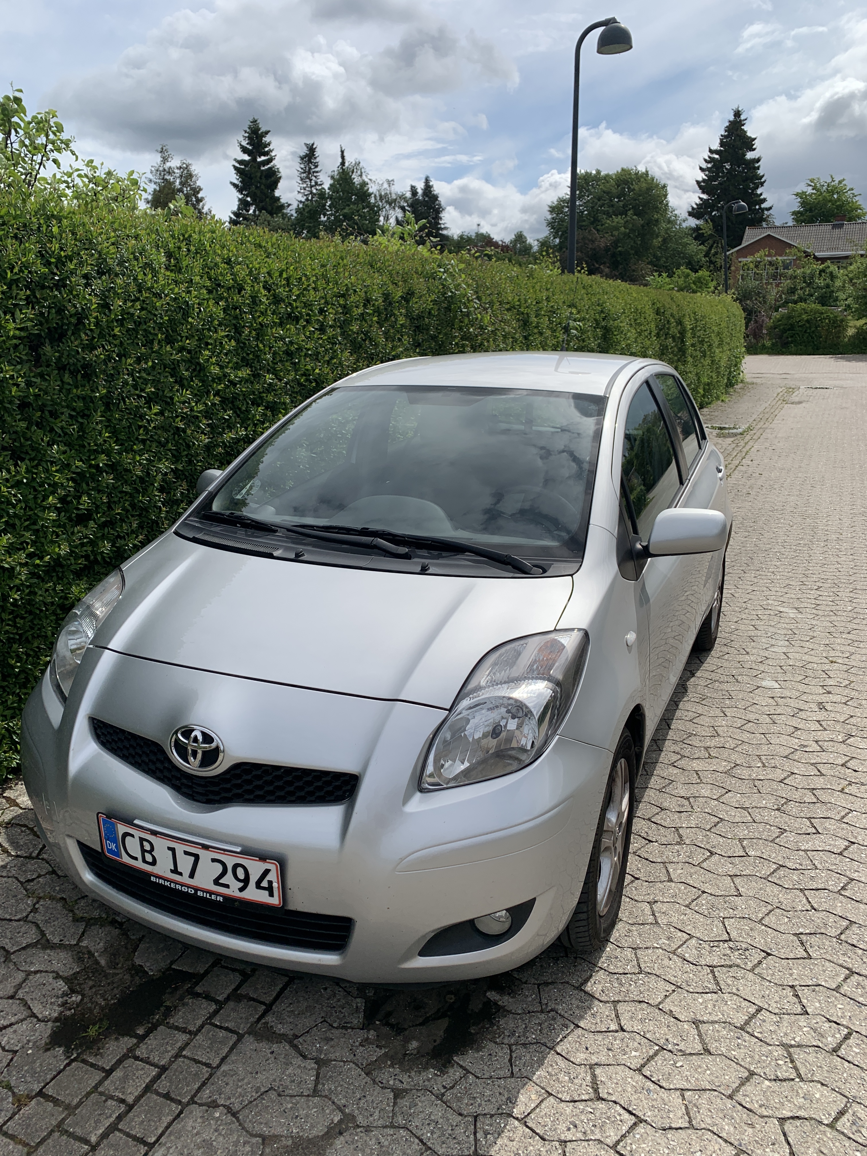 Sølv Toyota Yaris fra 2011