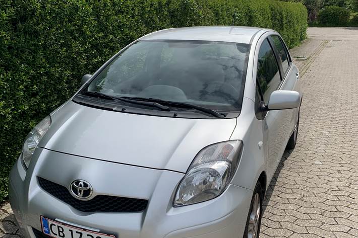 Sølv Toyota Yaris fra 2011