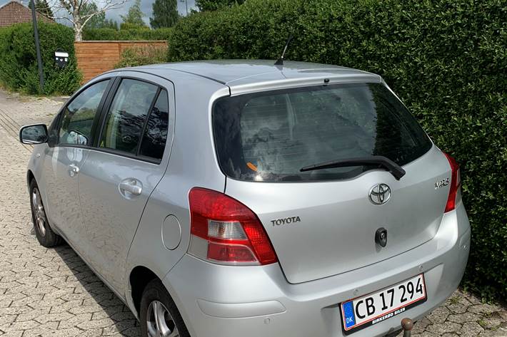 Sølv Toyota Yaris fra 2011