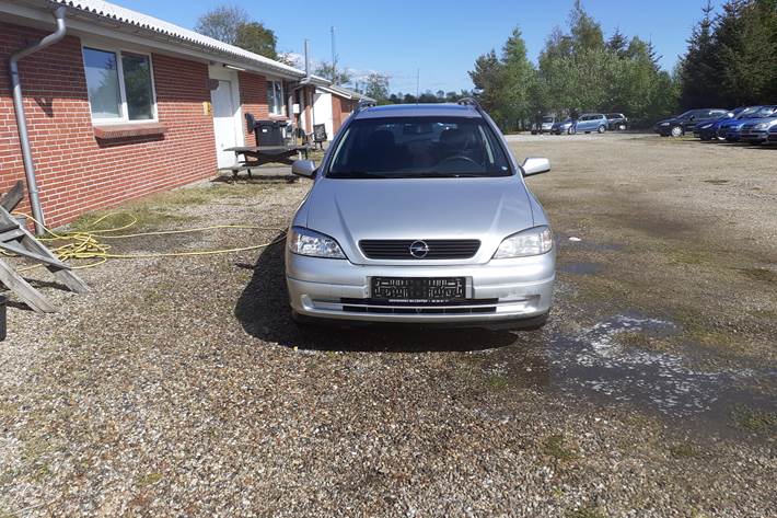 Sølv Opel Astra fra 2002