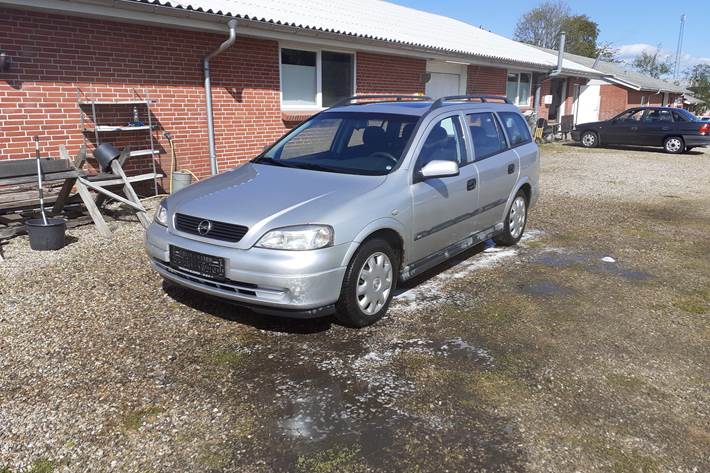 Sølv Opel Astra fra 2002