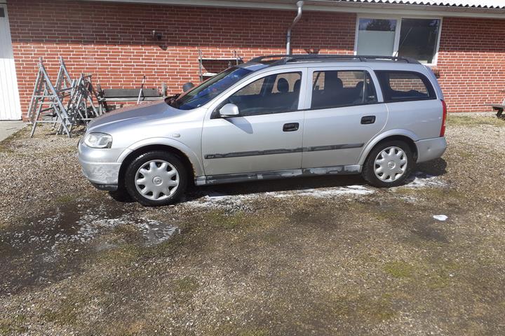 Sølv Opel Astra fra 2002