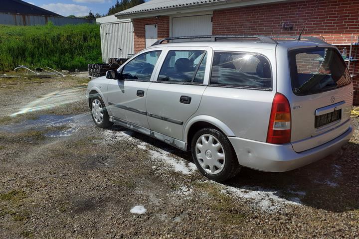 Sølv Opel Astra fra 2002