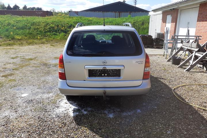 Sølv Opel Astra fra 2002