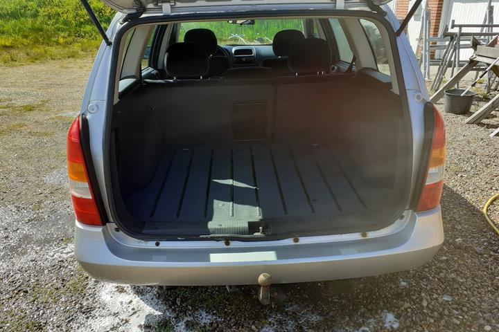 Sølv Opel Astra fra 2002