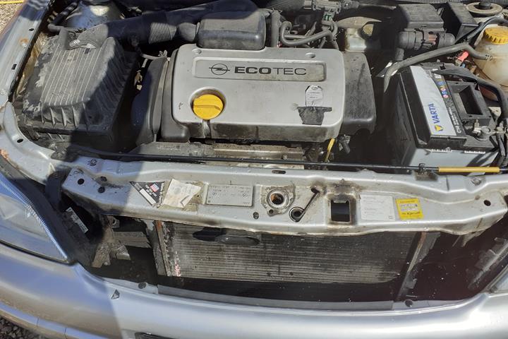 Sølv Opel Astra fra 2002