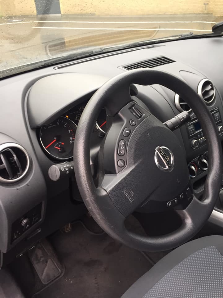Grå Nissan Qashqai fra 2012