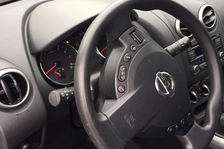 Grå Nissan Qashqai fra 2012