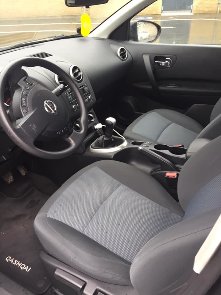 Grå Nissan Qashqai fra 2012