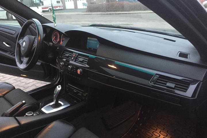 Blå BMW 525 fra 2008
