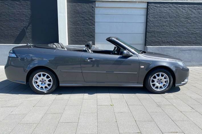 Grå Saab 9-3 fra 2010