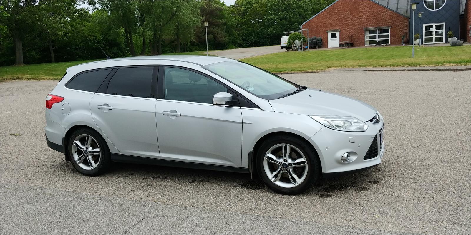 Grå Ford Focus fra 2012