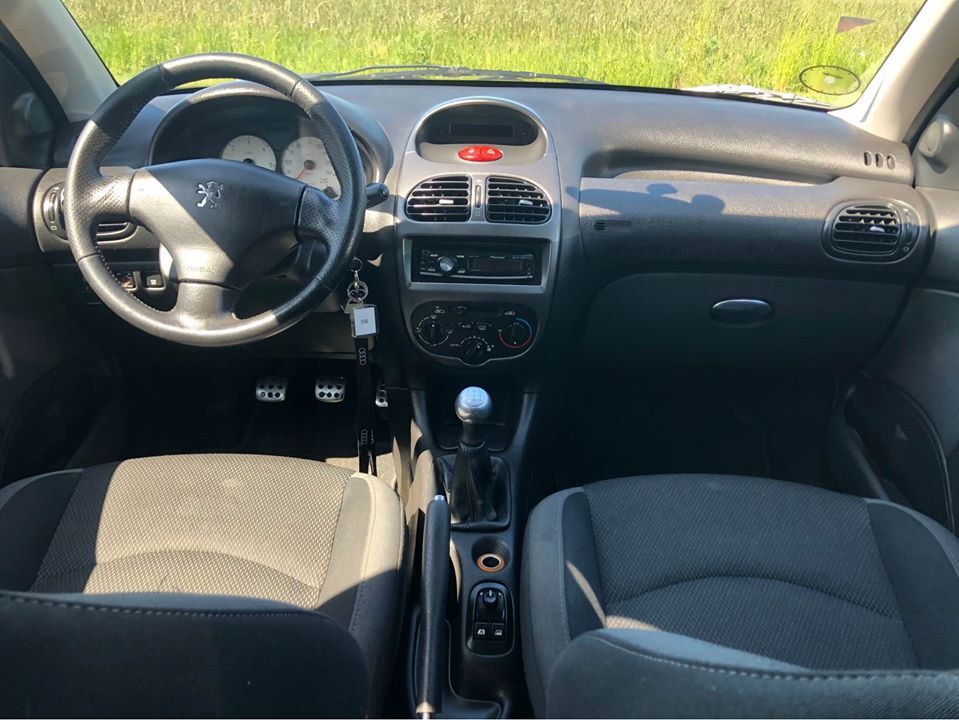 Grå Peugeot 206 fra 2009