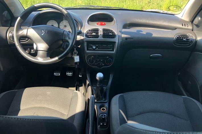 Grå Peugeot 206 fra 2009